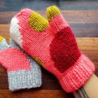 Intarsia Mittens: Lara Mittens